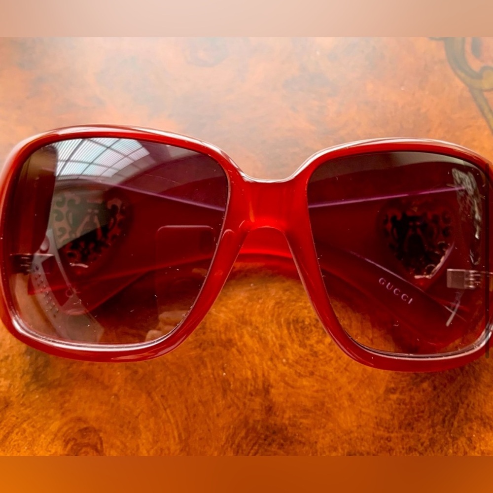 GUCCI Red Heart Sunglasses - Basically Brand New - Picture 2 of 8